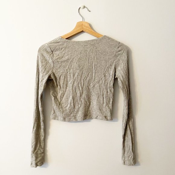 ✨ Wilfred Free Grey Button Up Long Sleeve Tee | Aritzia - Picture 3 of 3
